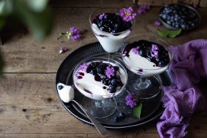 Finta panna cotta yogurt e mirtilli