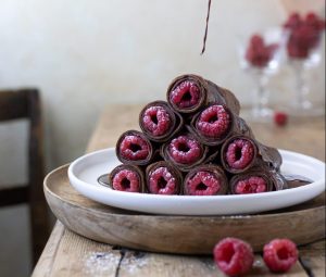 Cannoli di crepes cioccolato e lamponi