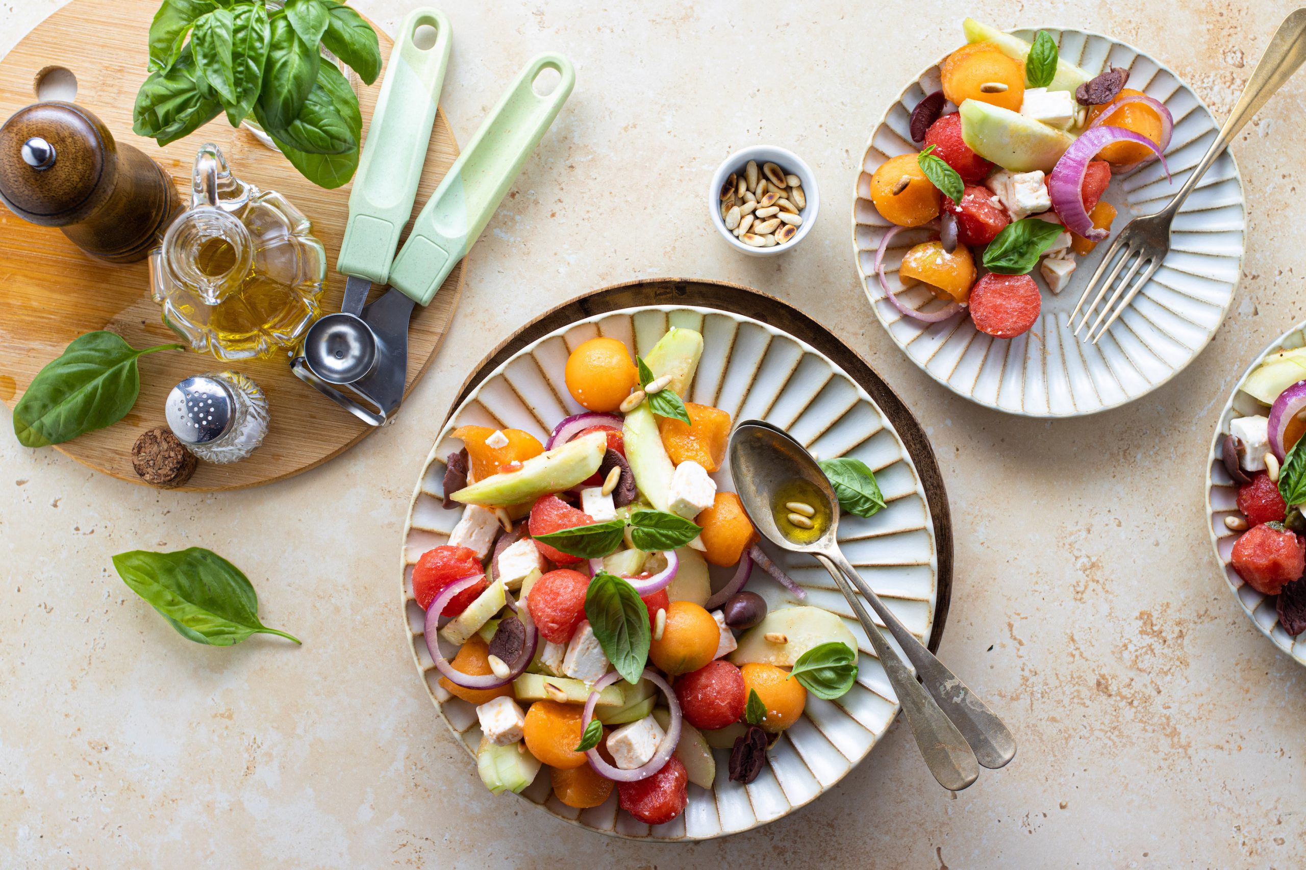 Insalata estiva con frutta e feta