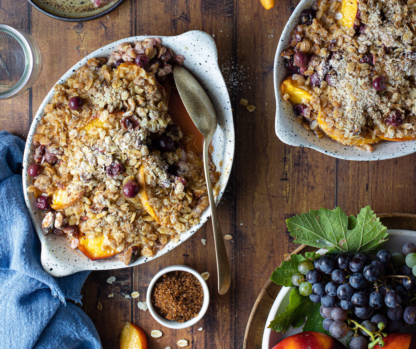 Crumble di avena con pesche e uva fragola