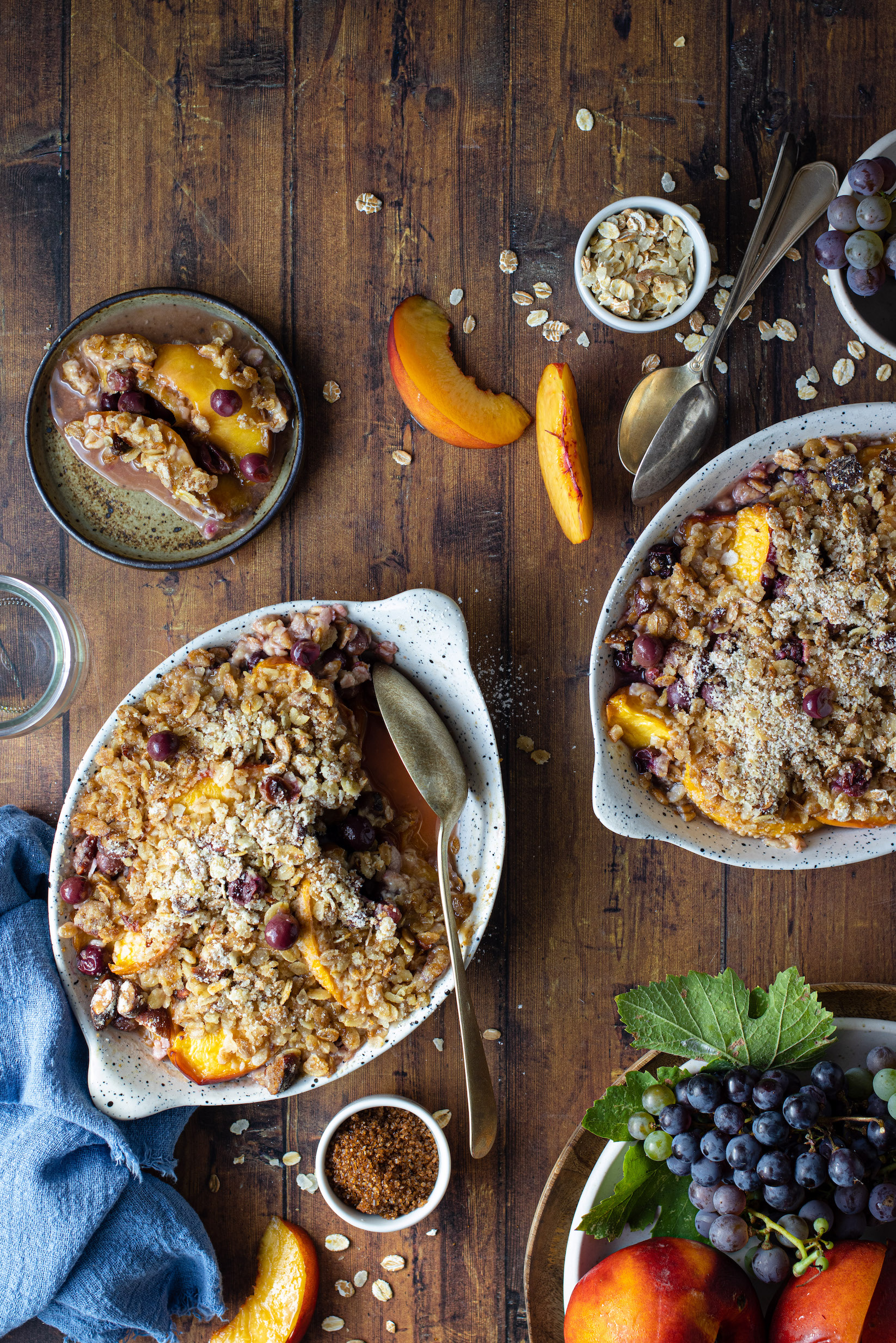 Crumble di avena con pesche e uva fragola