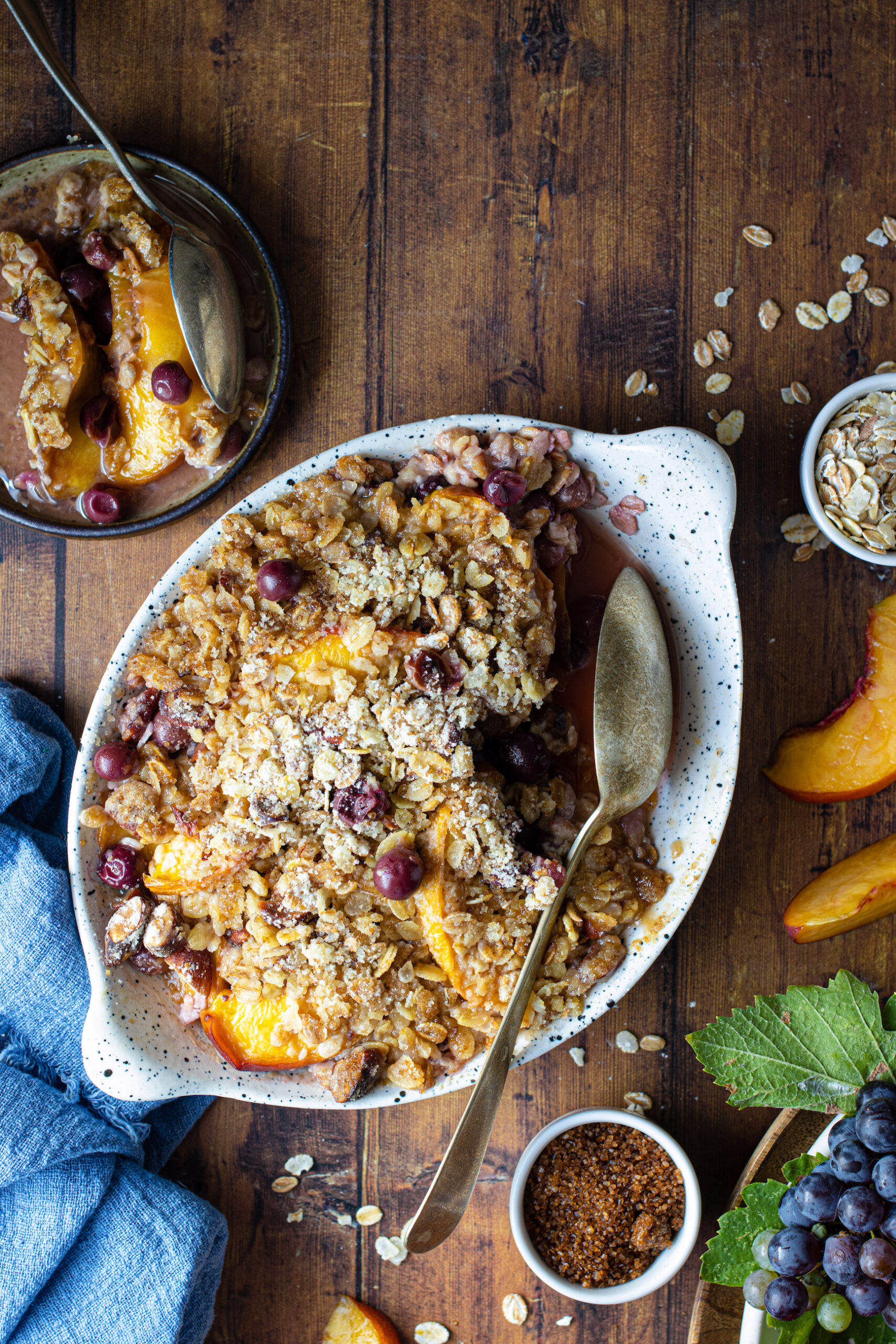 Crumble di avena con pesche e uva fragola