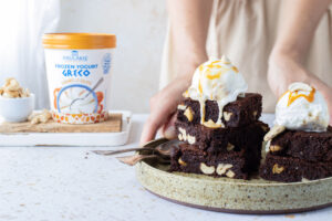 Brownies classici con frozen yogurt