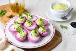 Uova sode rosa con crema di piselli