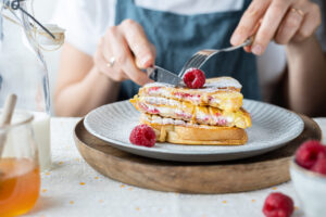 French toast ricotta, miele e lamponi