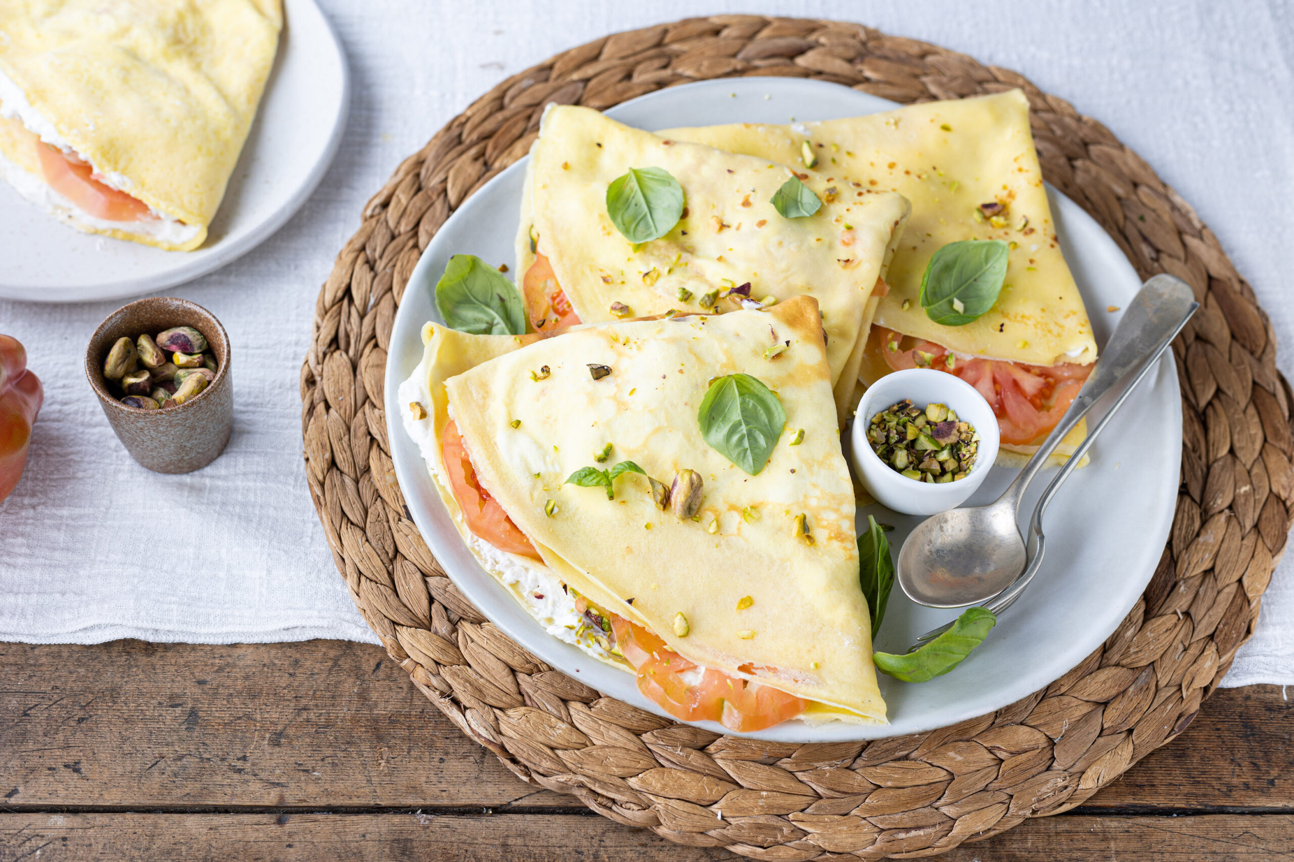 Crêpes con crema di feta, pomodori e pistacchi