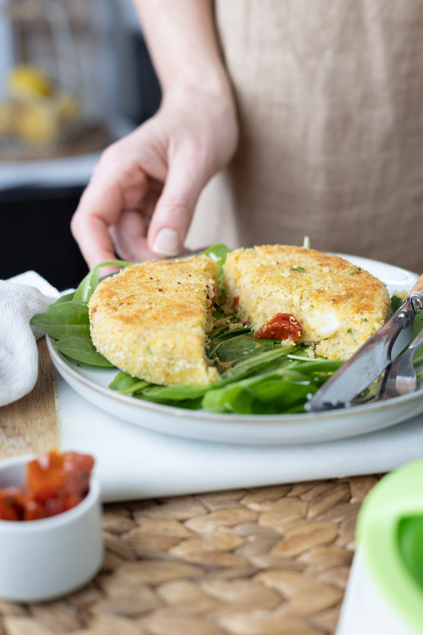 Burger di quinoa e ceci farciti