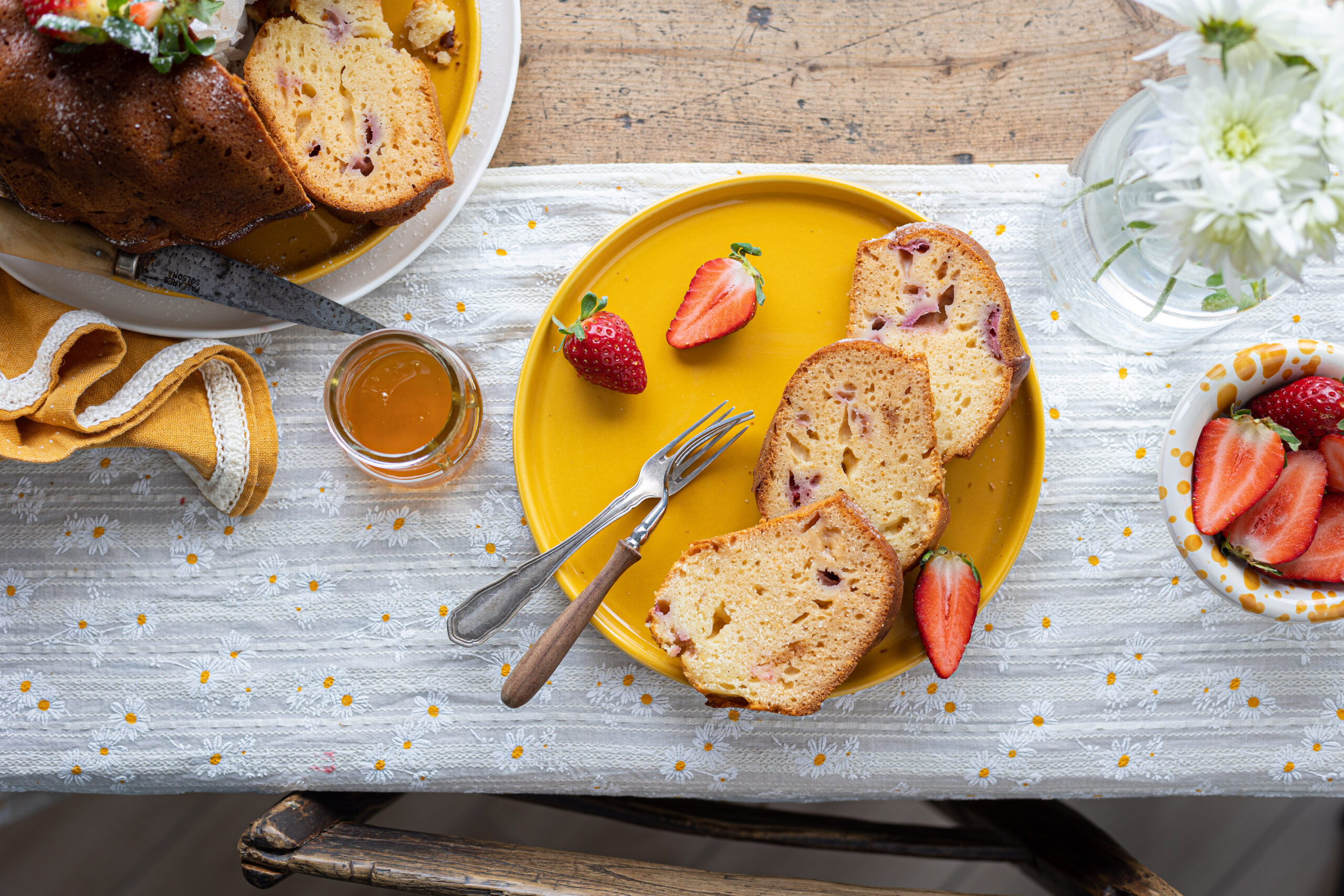 Ciambellone ricotta, miele e fragole