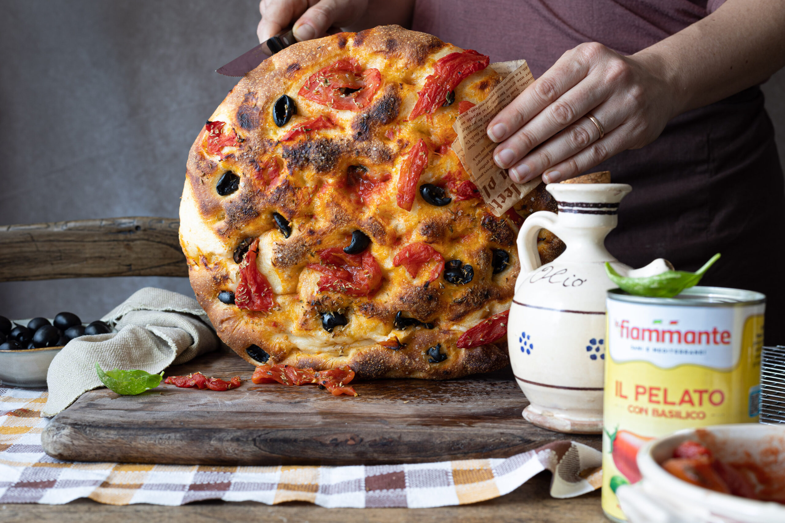 Focaccia barese con pomodori pelati