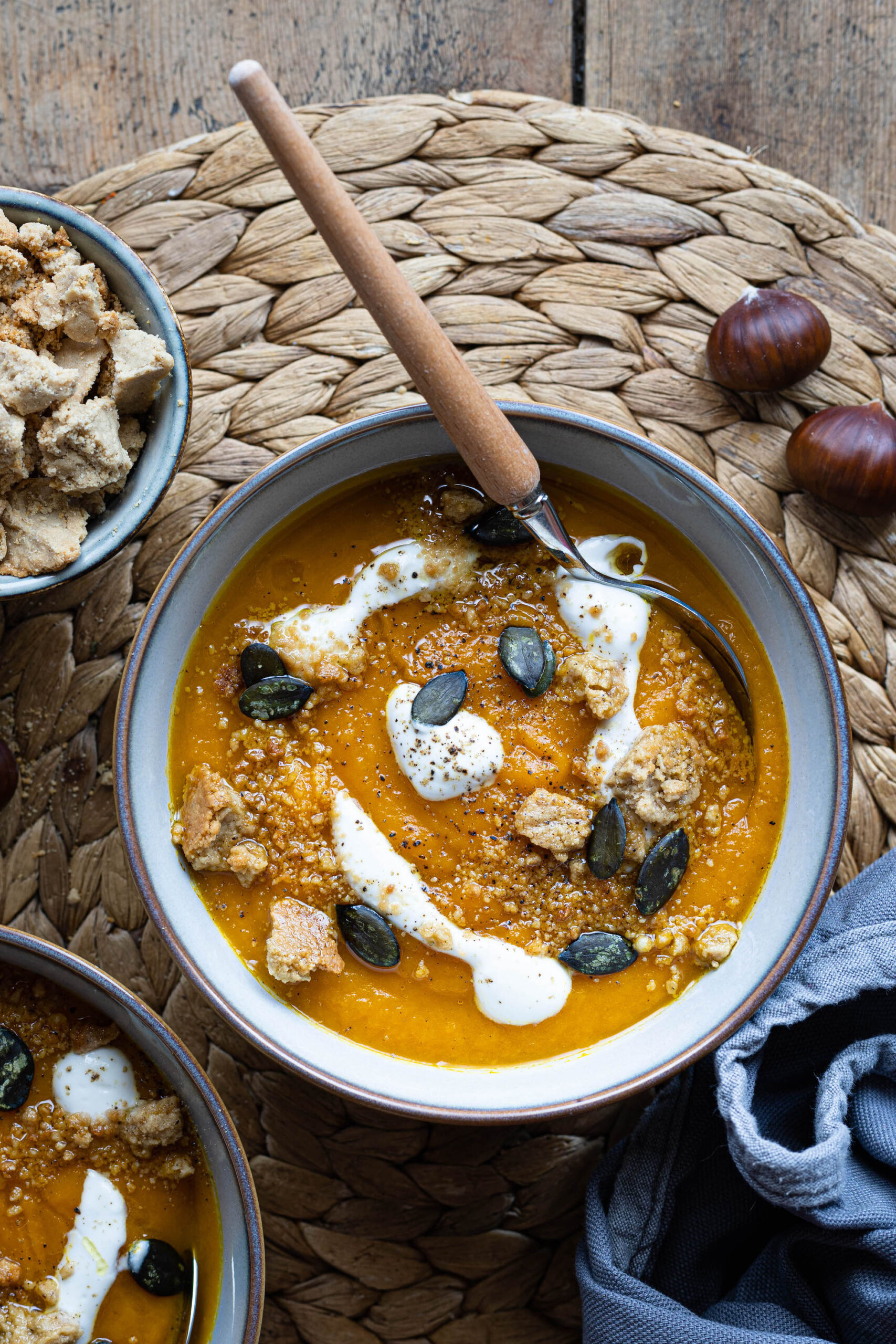 Crema di zucca con crumble di castagne e yogurt