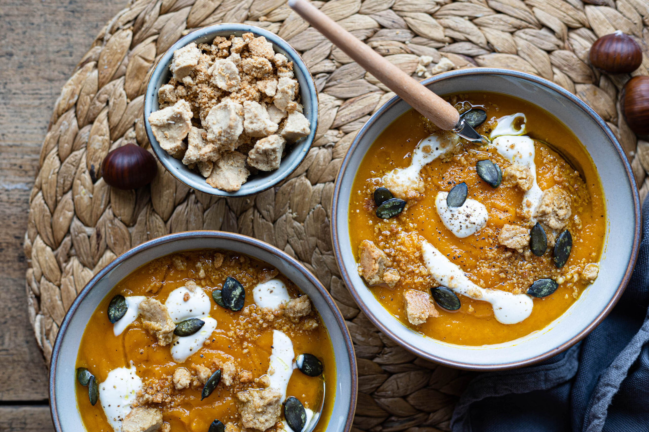 Crema di zucca con crumble di castagne e yogurt