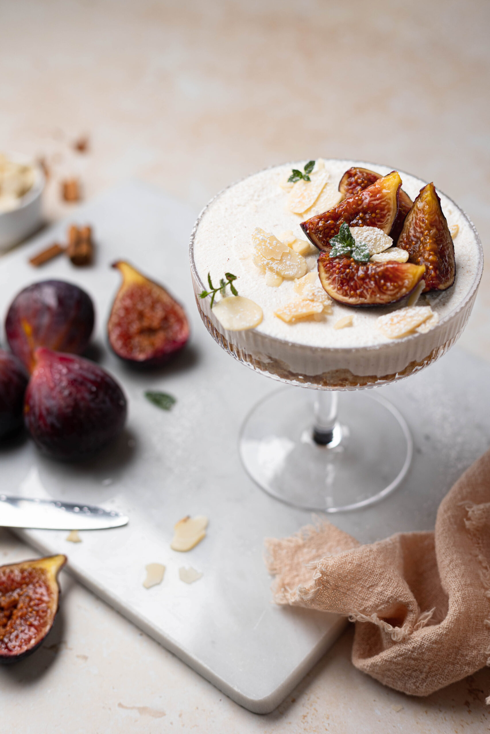 Crema di ricotta con fichi e pane caramellato