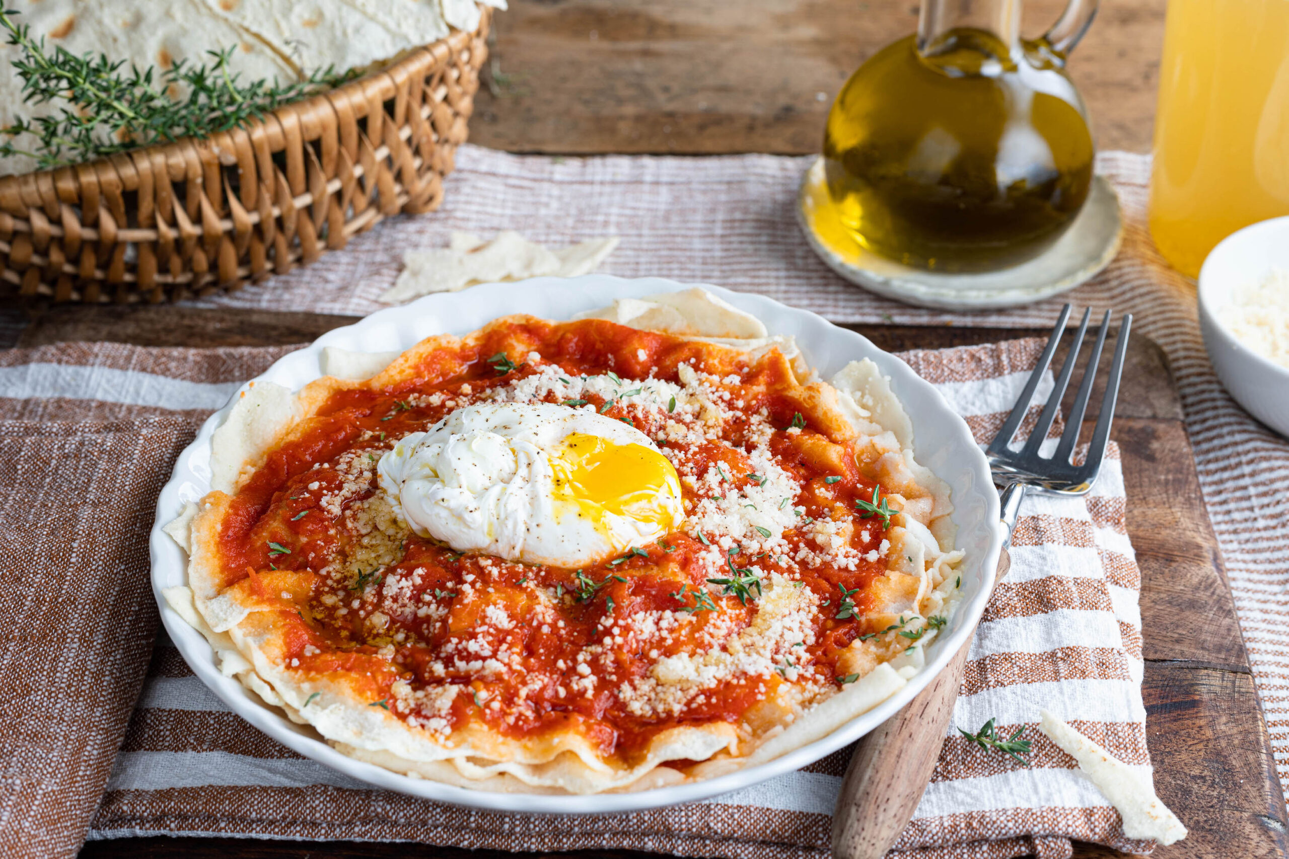 Pane frattau con uovo poché