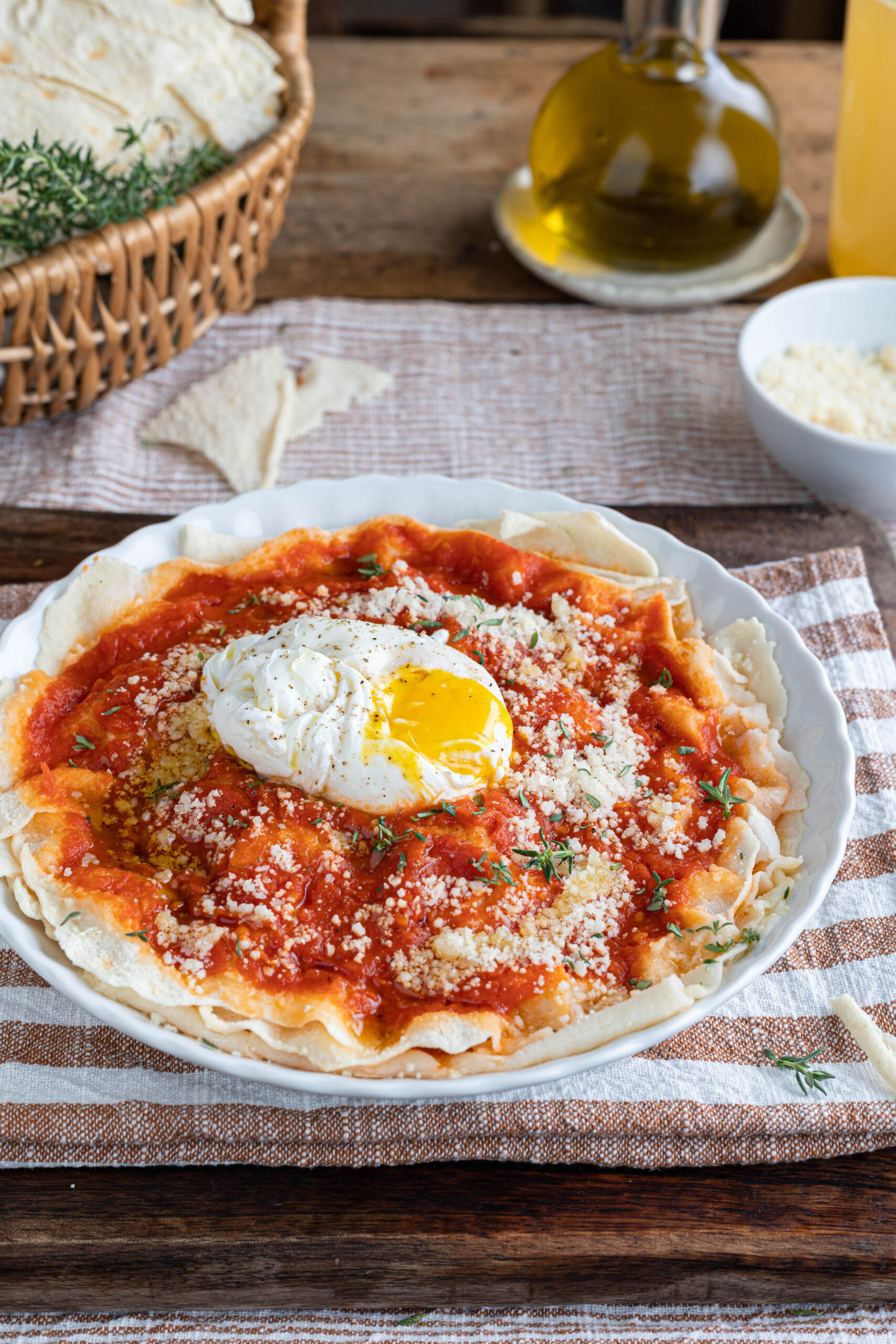 Pane frattau con uovo poché