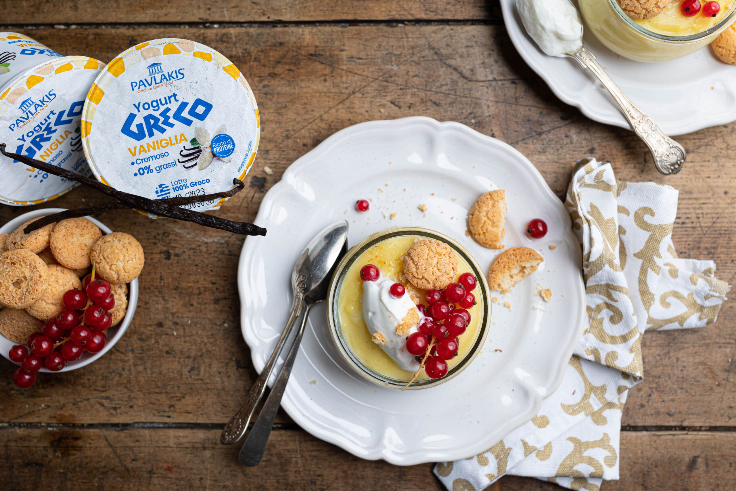 Crema diplomatica allo yogurt con amaretti e ribes