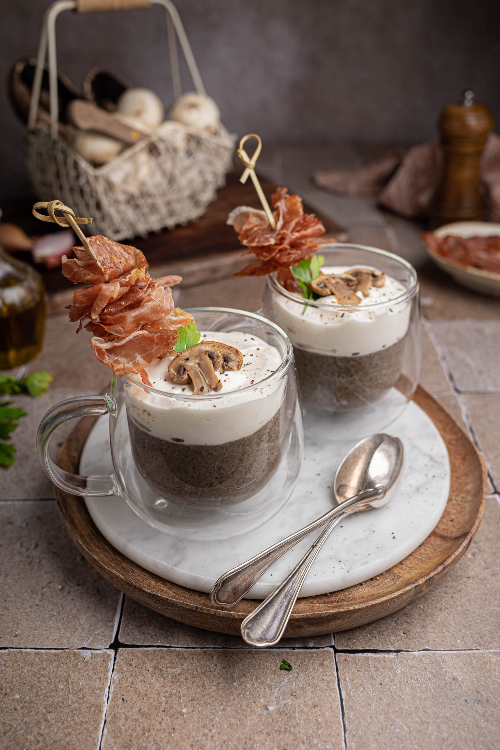 Cappuccino ai funghi con prosciutto croccante