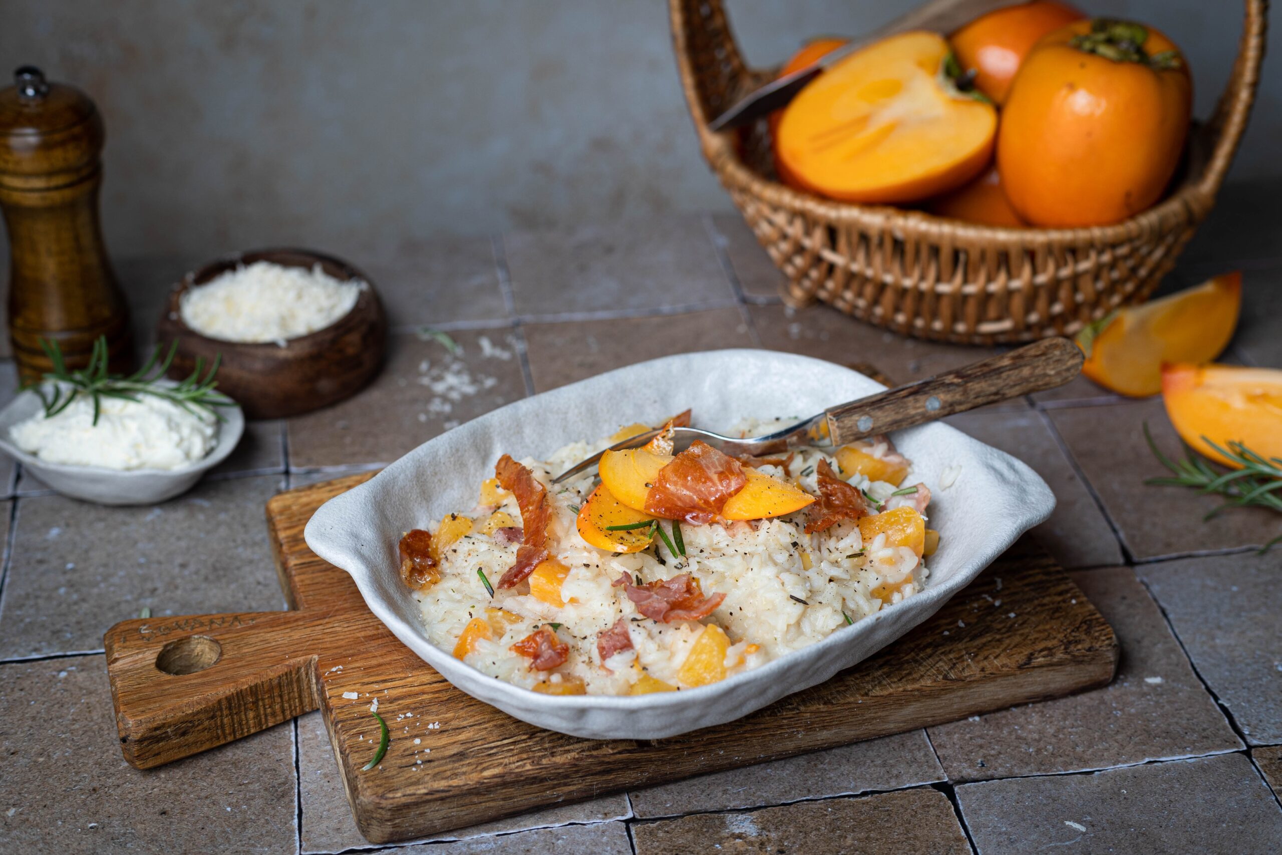 Risotto caprino, crudo e cachi mela