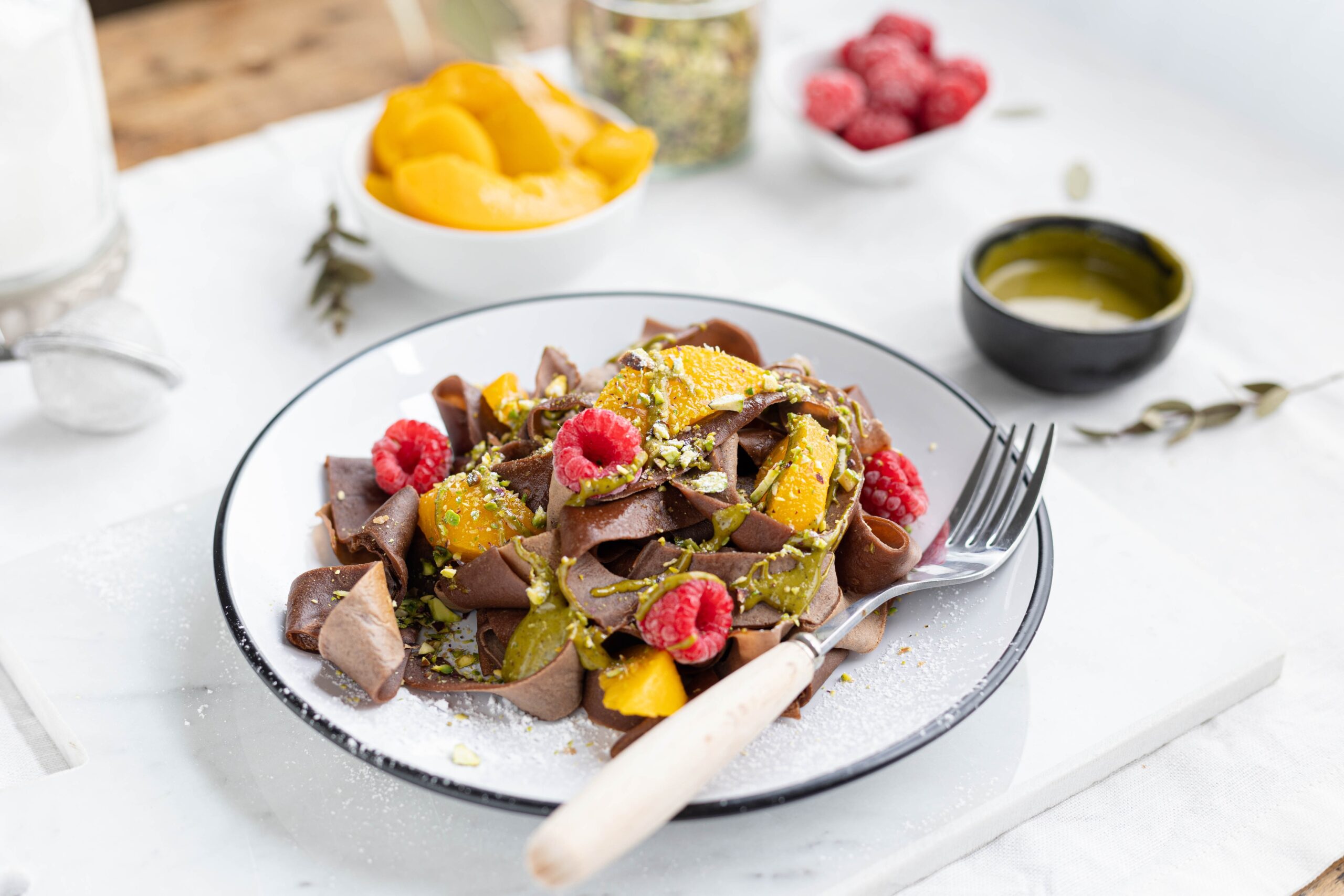 Tagliatelle dolci con frutta e pistacchio