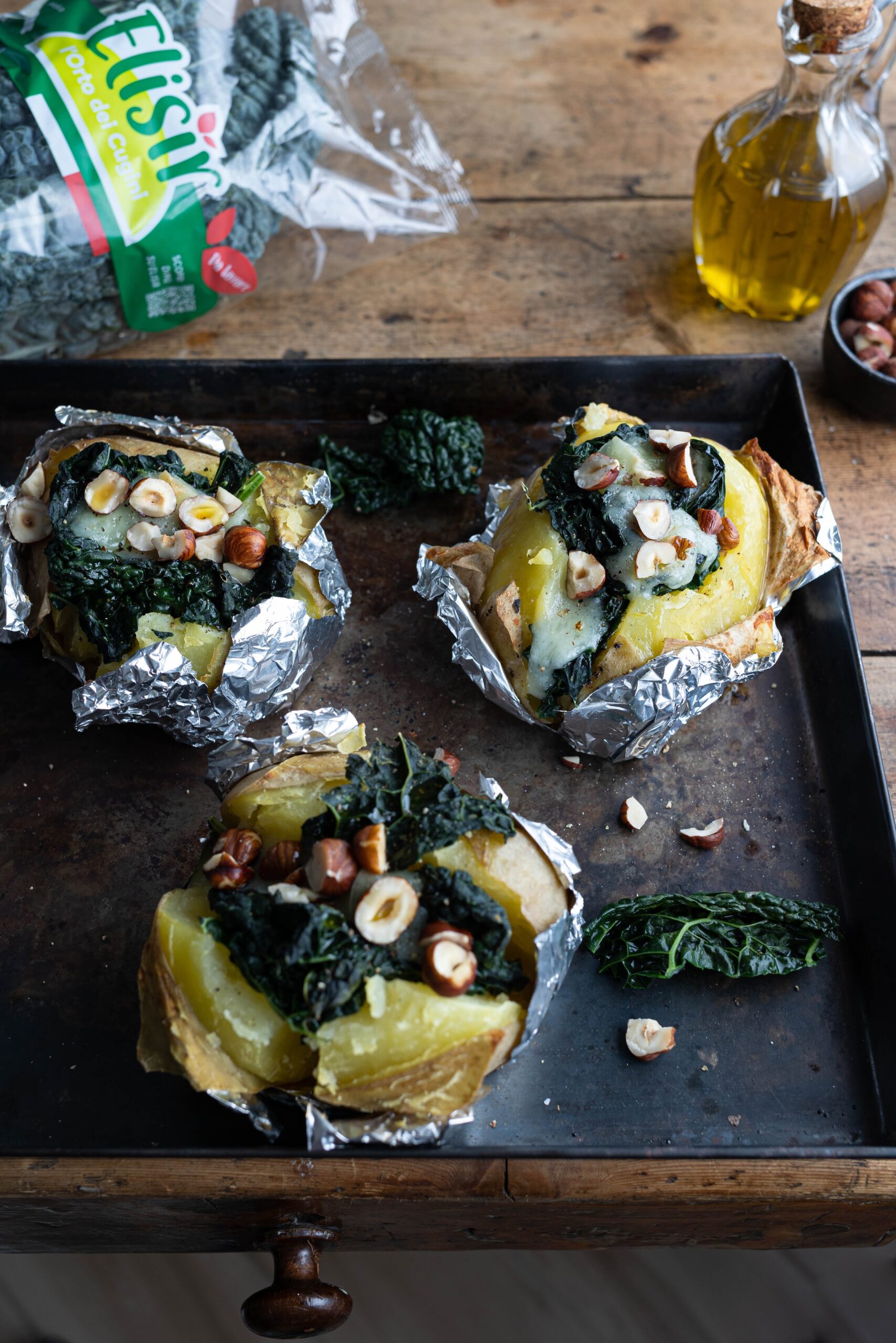 Jacket potatoes cavolo nero, pecorino e nocciole